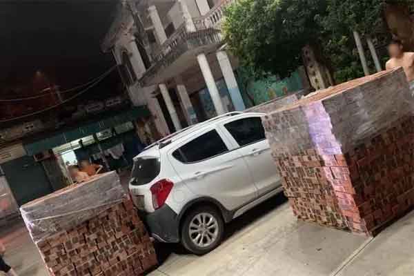 Cảnh đỗ xe cồng kềnh của cô gái khiến dân tình toát mồ hôi-8