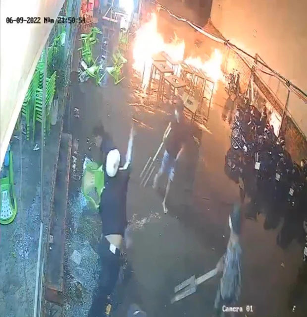 TP.HCM: Nhóm thanh niên xông vào quán ăn chém người, ném bom xăng-2