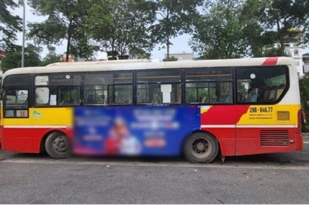 Gỡ bỏ quảng cáo trang web cá độ dán trên xe buýt ở Hà Nội