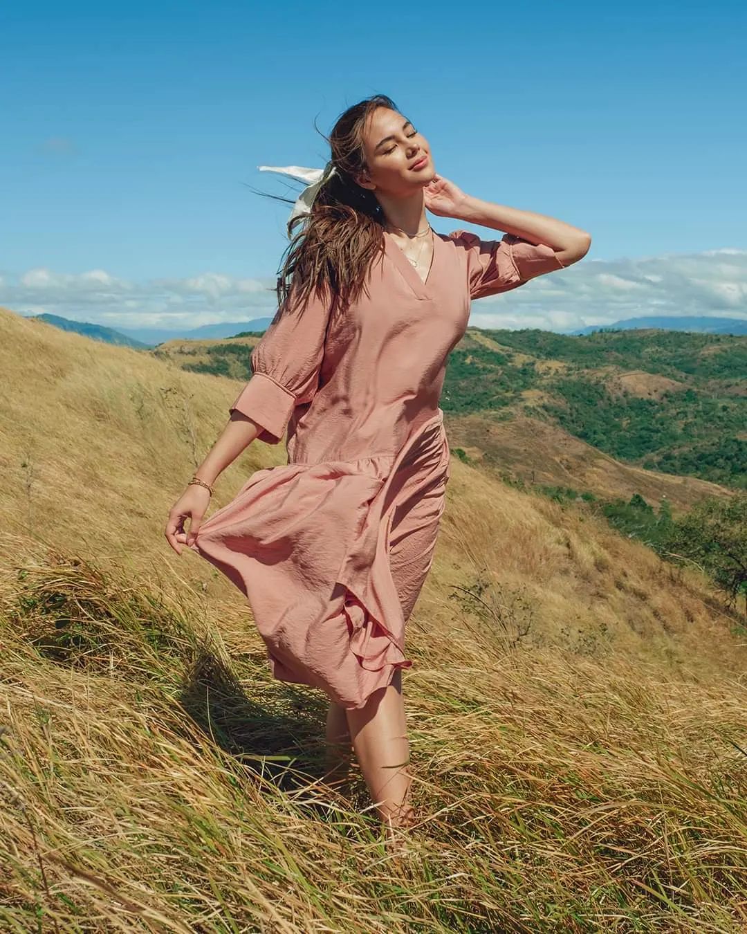 Mỹ nhân ngồi ghế nóng Chung kết HHHV Việt Nam - Catriona Gray: Sở hữu 2 vương miện danh giá, nhan sắc lẫn trí tuệ đều xuất sắc-6