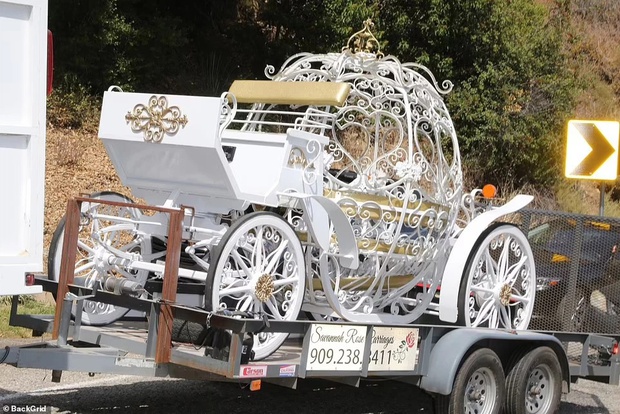 Toàn cảnh đám cưới Britney Spears: Cô dâu diện váy Versace đi xe ngựa cổ tích, Madonna, Selena Gomez dẫn đầu dàn sao hạng A-5