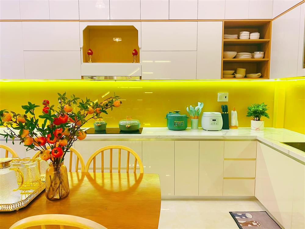 Căn bếp màu vàng kim đẹp xuất sắc, nhìn thôi cũng đủ thấy ấm áp và yêu thương-2
