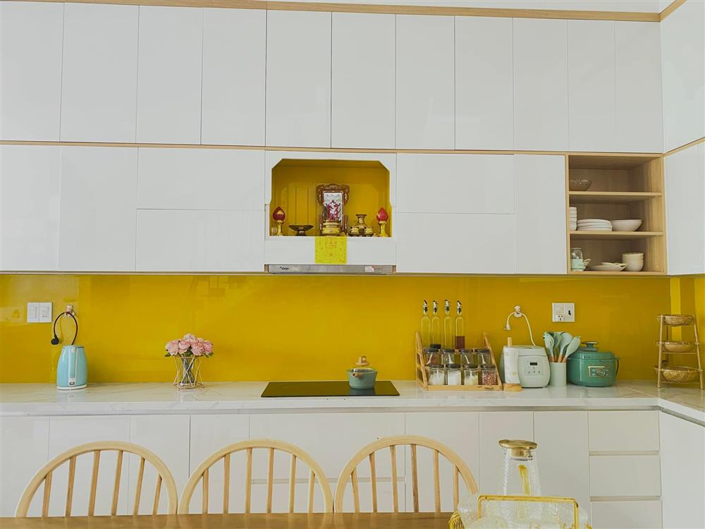 Căn bếp màu vàng kim đẹp xuất sắc, nhìn thôi cũng đủ thấy ấm áp và yêu thương-8
