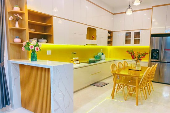 Căn bếp màu vàng kim đẹp xuất sắc, nhìn thôi cũng đủ thấy ấm áp và yêu thương