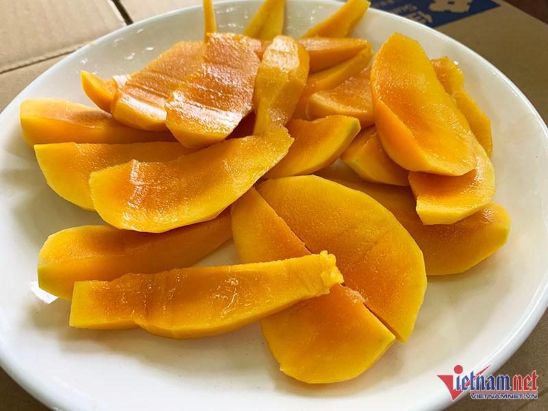 Một giờ bán hết vèo 5 tạ xoài, dân Hà thành mê mẩn đặc sản Sơn La giá rẻ-2