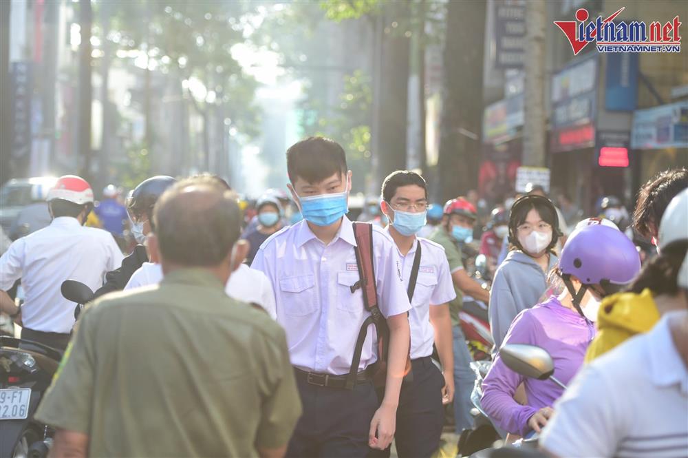 Sáng nay, hơn 94.000 học sinh TP.HCM thi vào lớp 10-1
