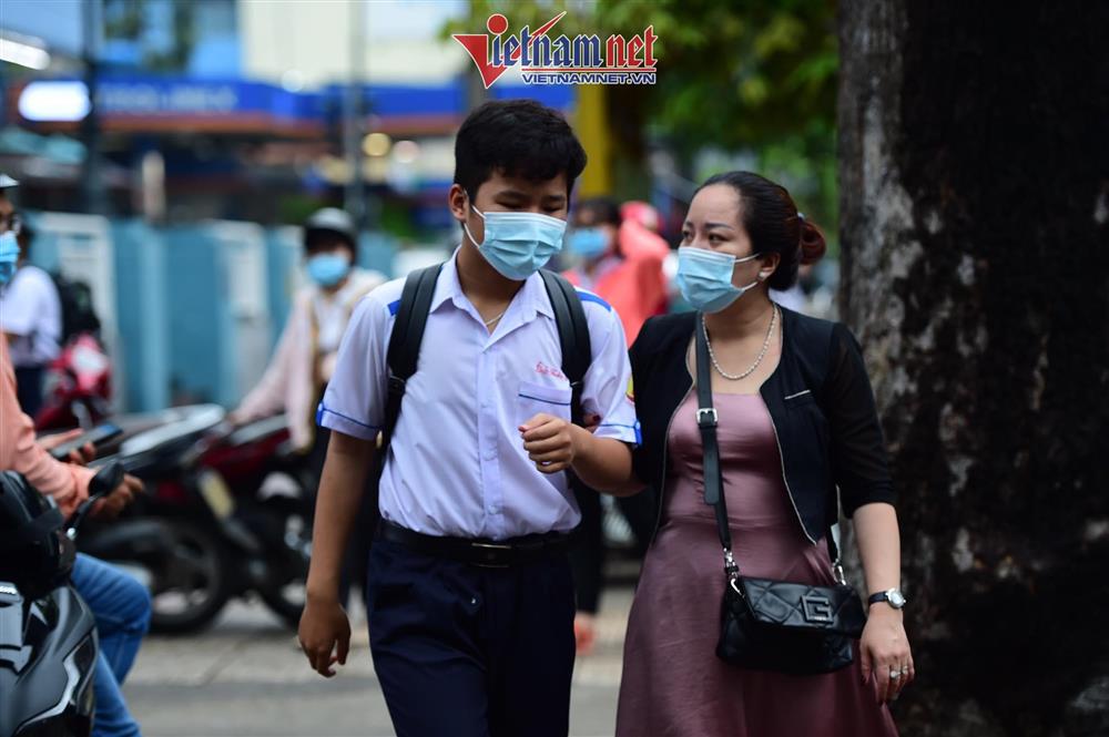 Sáng nay, hơn 94.000 học sinh TP.HCM thi vào lớp 10-3