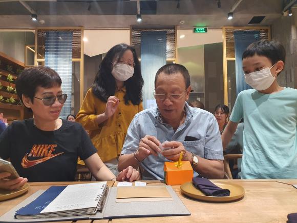 MC Lại Văn Sâm đón sinh nhật tuổi 65, loạt khoảnh khắc hiếm hoi bên bà xã khiến dân tình đổ dồn chú ý-2