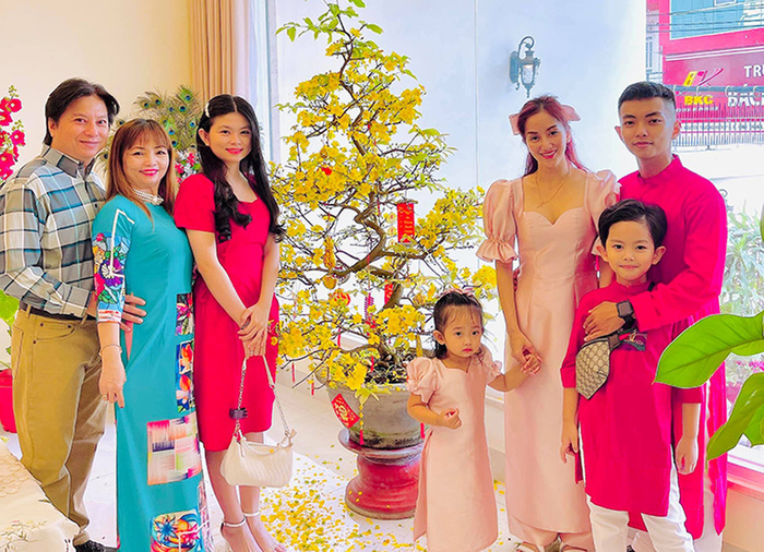 Khánh Thi bật mí mối quan hệ tốt đẹp giữa mình và gia đình chồng sau nhiều năm làm dâu-6