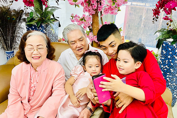 Khánh Thi bật mí mối quan hệ tốt đẹp giữa mình và gia đình chồng sau nhiều năm làm dâu-7