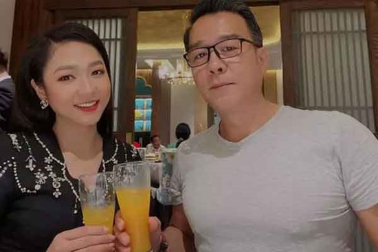 'Vua cá Koi' tình tứ vợ mới, gọi những người chỉ trích là 'bất hạnh'