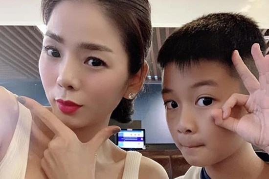 Con trai Lệ Quyên thuyết trình bằng Tiếng Anh như người bản địa, học trường trăm triệu có khác!