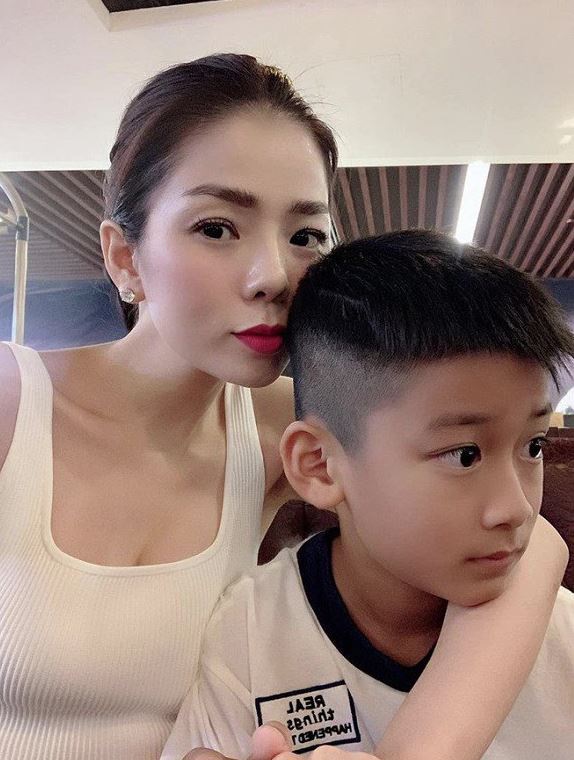 Con trai Lệ Quyên thuyết trình bằng Tiếng Anh như người bản địa, học trường trăm triệu có khác!-1