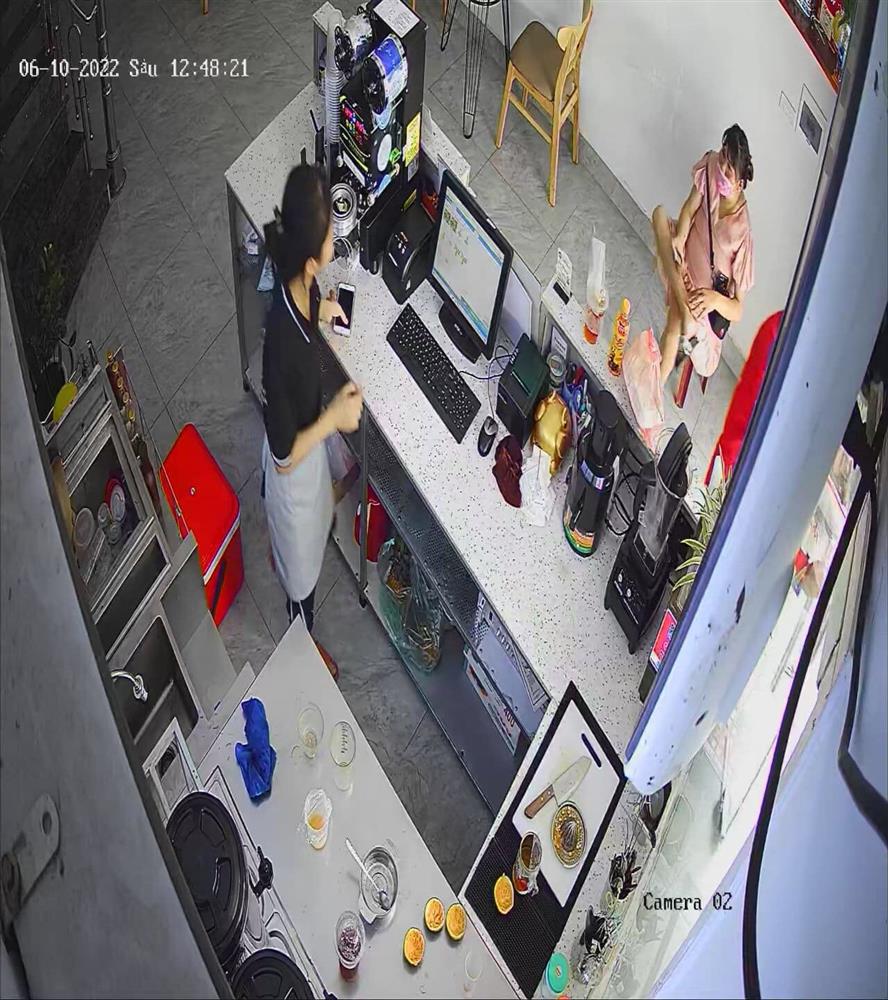 Người phụ nữ ăn mặc sang chảnh tiện tay cầm nhầm điện thoại của nữ nhân viên quán nước gây phẫn nộ-1