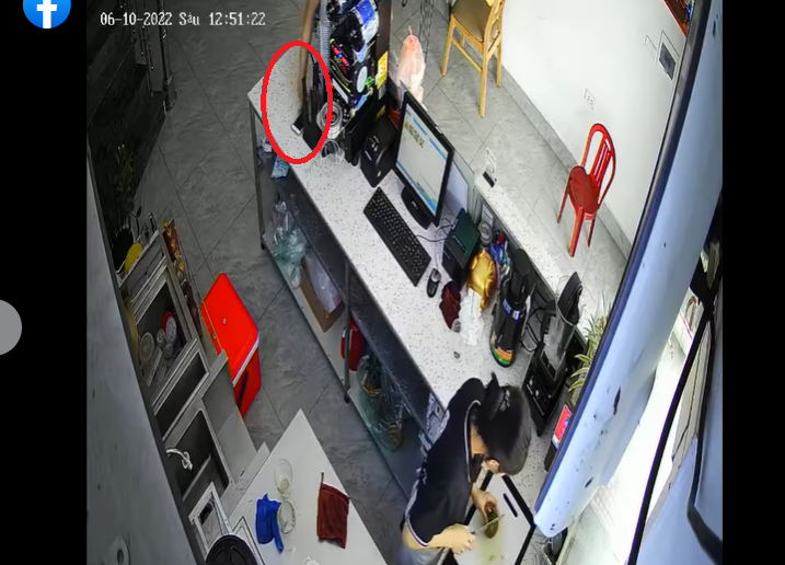 Người phụ nữ ăn mặc sang chảnh tiện tay cầm nhầm điện thoại của nữ nhân viên quán nước gây phẫn nộ-2