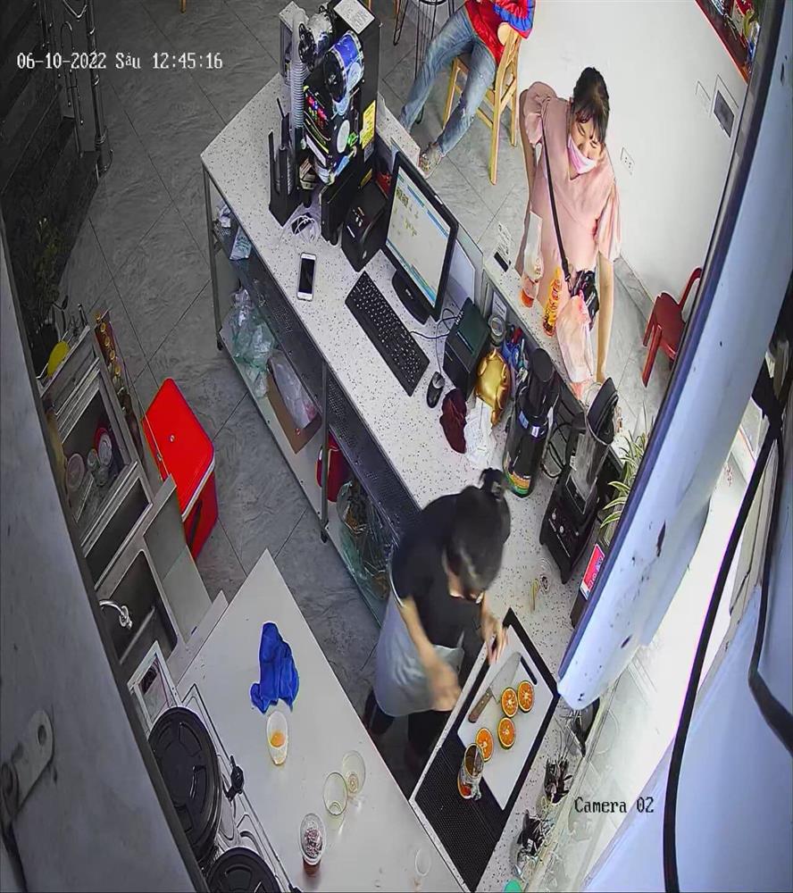 Người phụ nữ ăn mặc sang chảnh tiện tay cầm nhầm điện thoại của nữ nhân viên quán nước gây phẫn nộ-3