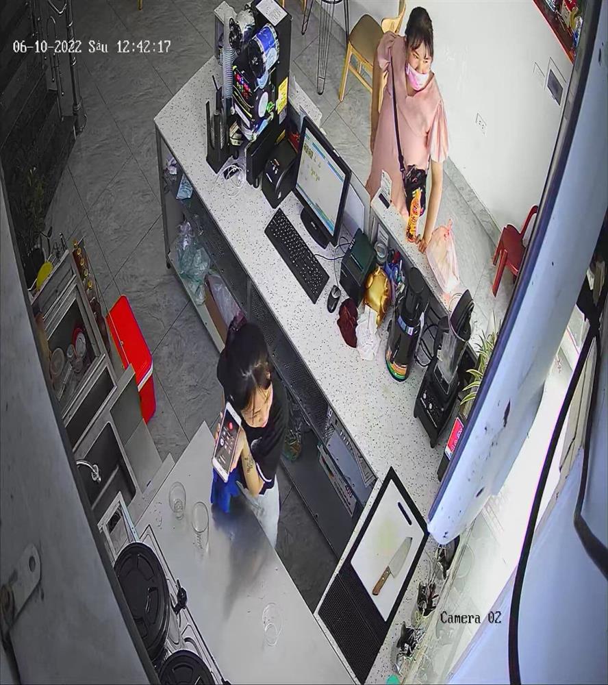 Người phụ nữ ăn mặc sang chảnh tiện tay cầm nhầm điện thoại của nữ nhân viên quán nước gây phẫn nộ-4