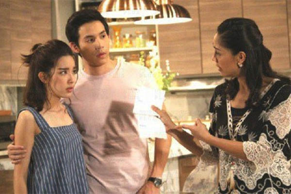 Chồng phá sản, tôi đành sa thải bà giúp việc 7 năm, trước khi đi bà đưa cho tôi một phong bì khiến tôi chết lặng-2