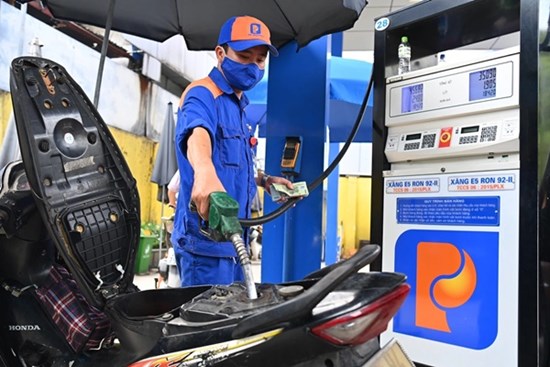 Giá xăng ngày mai tiếp tục lập kỷ lục mới, vượt 32.000 đồng/lít?