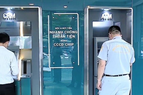 Đình chỉ công tác đại úy công an ở TP.HCM nhận làm nhanh CCCD-1