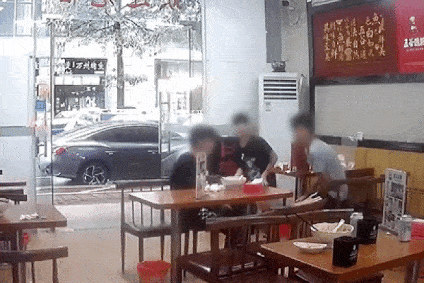 Đánh chén no nê, 3 thanh niên bỏ chạy thục mạng quỵt tiền ăn