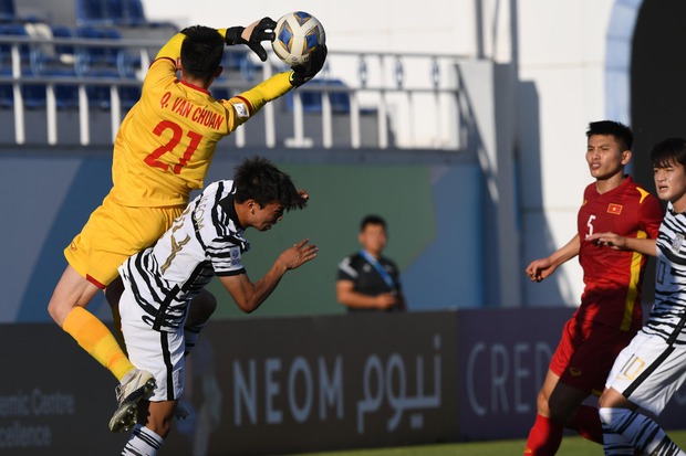 Quan Văn Chuẩn: Từ vai đóng thế đến thủ môn xuất sắc của U23, chuyện tình dễ thương với bạn gái thạc sĩ-3