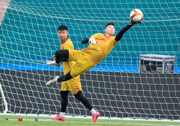 Quan Văn Chuẩn: Từ vai đóng thế đến thủ môn xuất sắc của U23, chuyện tình dễ thương với bạn gái thạc sĩ-5