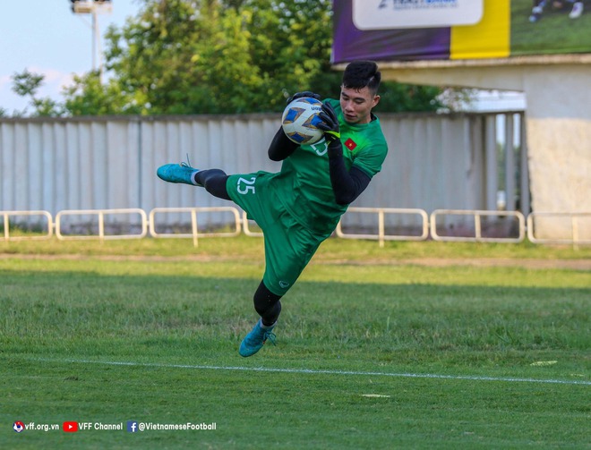 Quan Văn Chuẩn: Từ vai đóng thế đến thủ môn xuất sắc của U23, chuyện tình dễ thương với bạn gái thạc sĩ-6