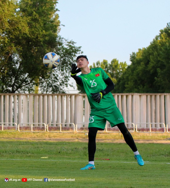 Quan Văn Chuẩn: Từ vai đóng thế đến thủ môn xuất sắc của U23, chuyện tình dễ thương với bạn gái thạc sĩ-7