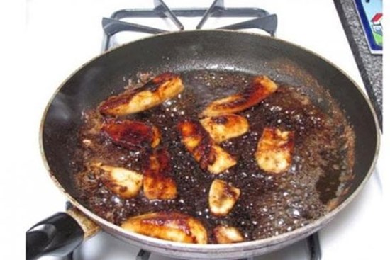 Chảo bị cháy khi nấu đồ ăn, làm sao để loại bỏ hoàn toàn mùi khét khi cọ rửa? Đây là mẹo!