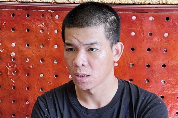 Cướp táo tơn giật túi xách, kéo văng người phụ nữ khỏi xe máy giữa phố đông người-1