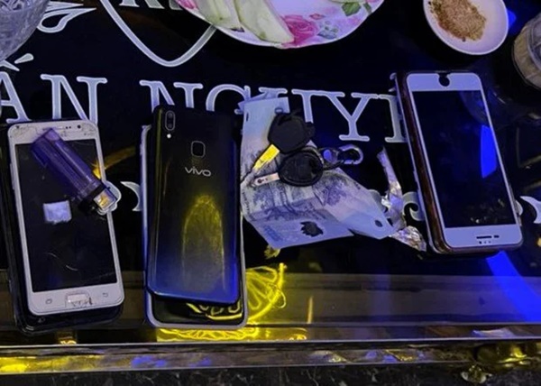 Bay lắc ở karaoke làng, đưa về trụ sở Công an vẫn chưa hết phê-1