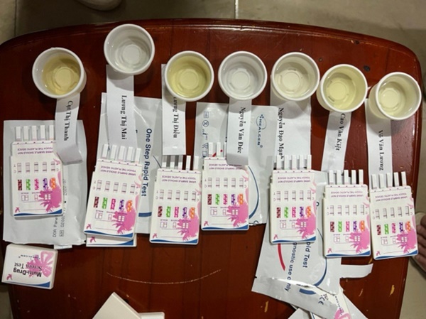 Bay lắc ở karaoke làng, đưa về trụ sở Công an vẫn chưa hết phê-2