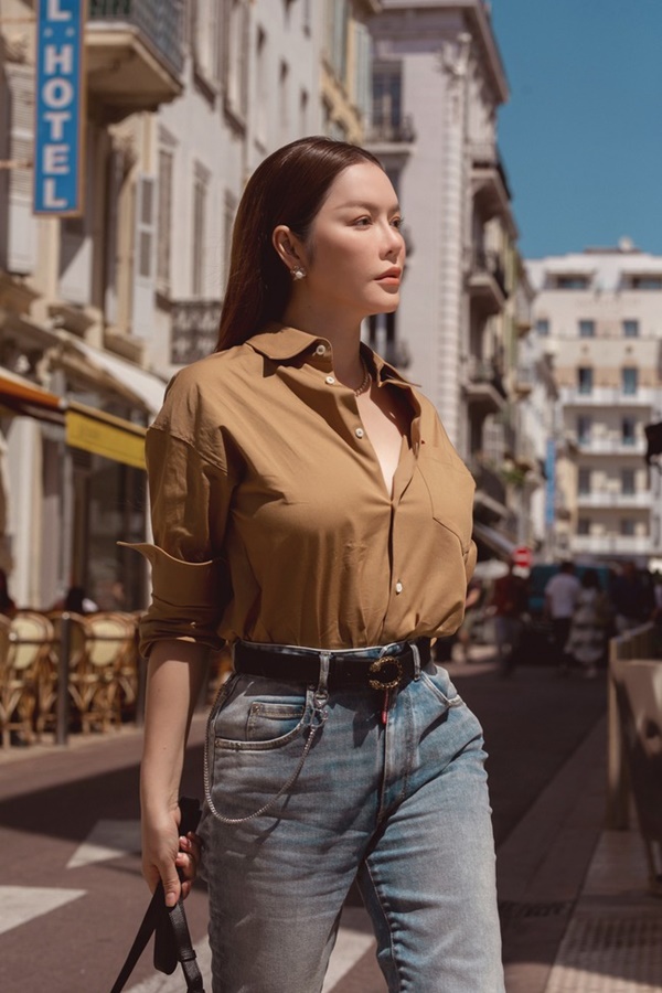 Lý Nhã Kỳ diện sơ mi buông hẳn 3 hàng khuy, thách thức cả Hà Hồ khi đụng hàng-1