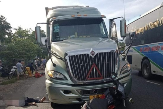 Xe container va chạm với xe máy, hai vợ chồng thương vong