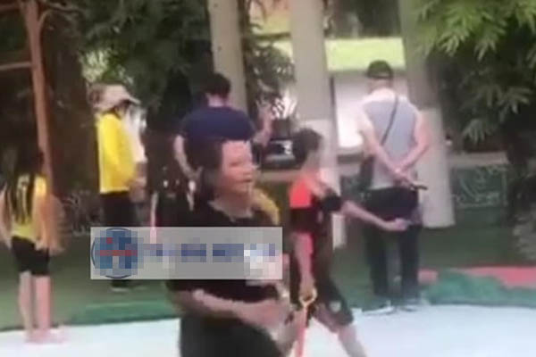 Nỗ lực tìm kiếm 2 bé trai nghi đuối nước trên sông Con-2