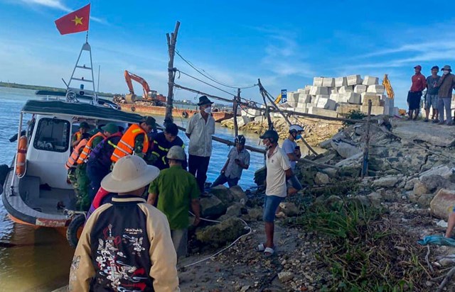 Tìm thấy thi thể cô gái 22 tuổi nhảy cầu Cửa Đại tự tử-1