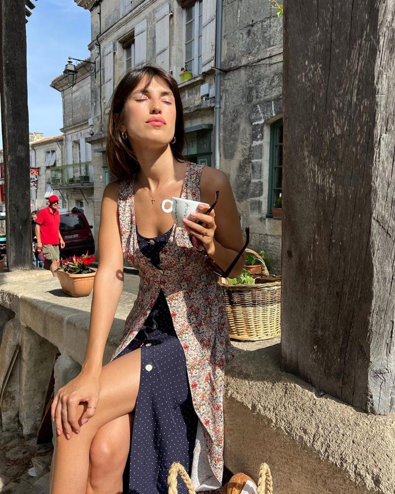 Quý cô người Pháp hè này vẫn mê mẩn váy hoa và gu chọn váy của họ đã cao tay hơn nhiều-2