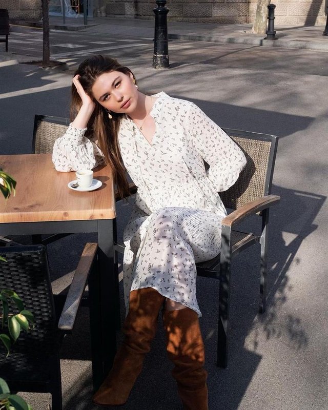 Quý cô người Pháp hè này vẫn mê mẩn váy hoa và gu chọn váy của họ đã cao tay hơn nhiều-5