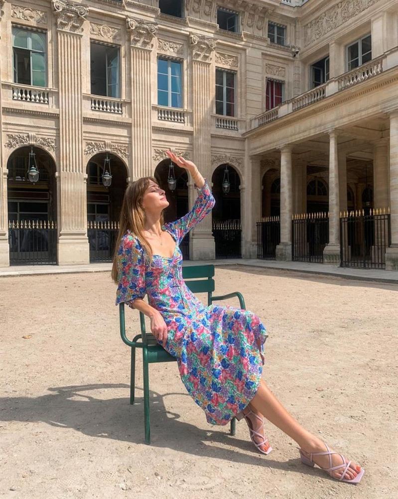 Quý cô người Pháp hè này vẫn mê mẩn váy hoa và gu chọn váy của họ đã cao tay hơn nhiều-6