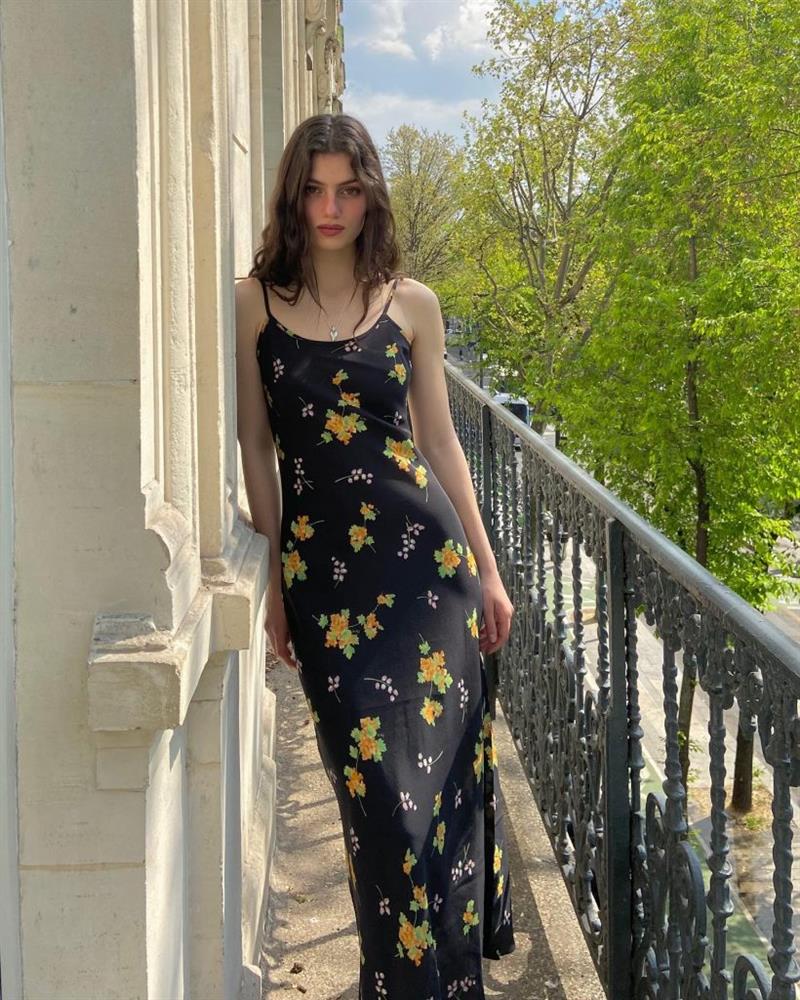 Quý cô người Pháp hè này vẫn mê mẩn váy hoa và gu chọn váy của họ đã cao tay hơn nhiều-7