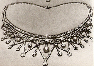 Báu vật gần 100 năm tuổi của Hoàng gia Anh: Chứa chi tiết đặc biệt mà Công nương Kate được sử dụng hai lần-1