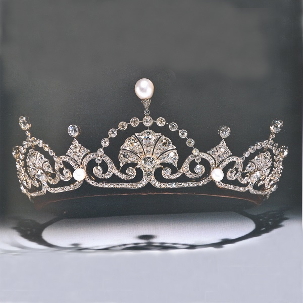 Báu vật gần 100 năm tuổi của Hoàng gia Anh: Chứa chi tiết đặc biệt mà Công nương Kate được sử dụng hai lần-3