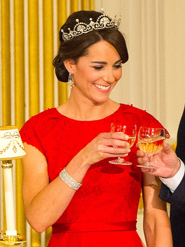 Báu vật gần 100 năm tuổi của Hoàng gia Anh: Chứa chi tiết đặc biệt mà Công nương Kate được sử dụng hai lần-8