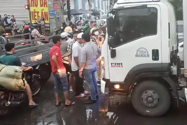 TP.HCM: Va chạm với xe tải, hai cha con tử vong thương tâm dưới mưa-1