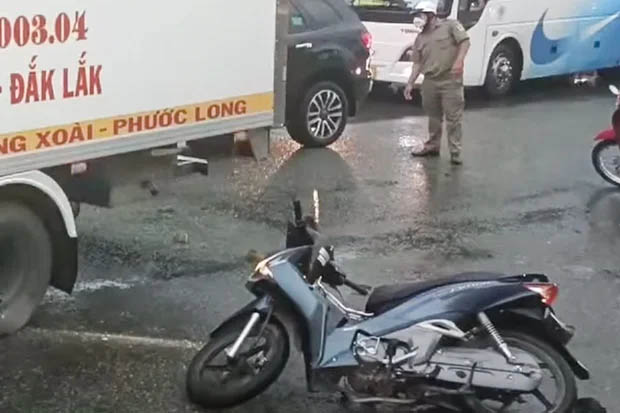 TP.HCM: Va chạm với xe tải, hai cha con tử vong thương tâm dưới mưa-2