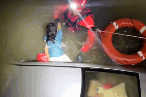 Hai mẹ con lao ô tô xuống sông, phút giải cứu sống còn trong đêm