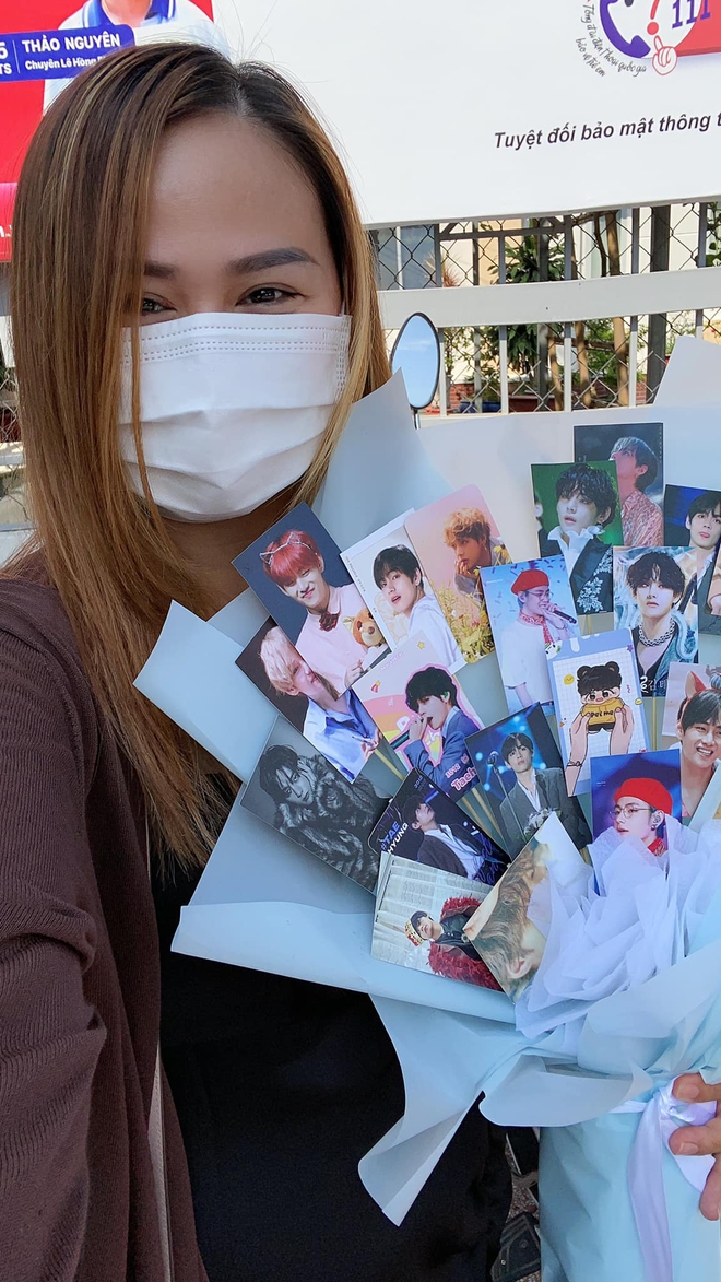 Người mẹ cổ vũ con thi lớp 10 bằng bó hoa làm từ ảnh thần tượng: Không sao đâu con, mình cứ học đến đâu thì thi đến đó-1