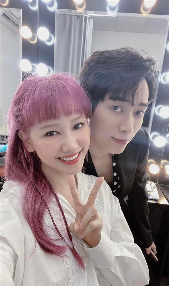 Hari Won cầm 10 triệu của chồng nhuộm mái tóc xơ như chổi xể-6