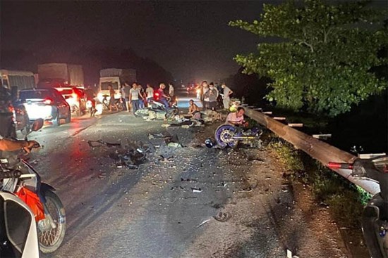 Ám ảnh hiện trường vụ tai nạn khiến 2 người chết: Môtô phân khối lớn tan nát, mảnh vụn văng khắp nơi